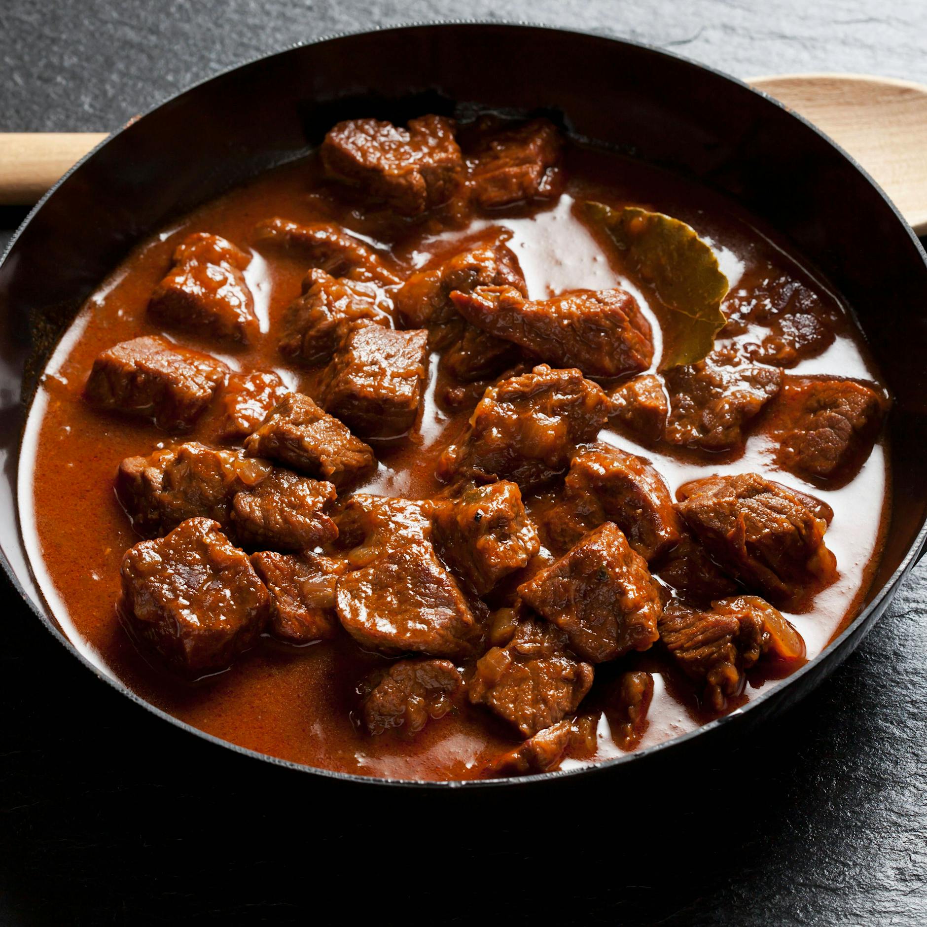 Leckerer Klassiker: SO gelingt Ihnen das zarteste Rindergulasch der Welt