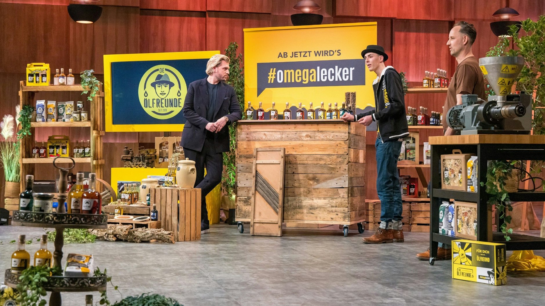 Investor Tillman Schulz (l.) nimmt die Speiseöle der „Ölfreunde“ Paul (M.) und Jürgen Belthle genau unter die Lupe.