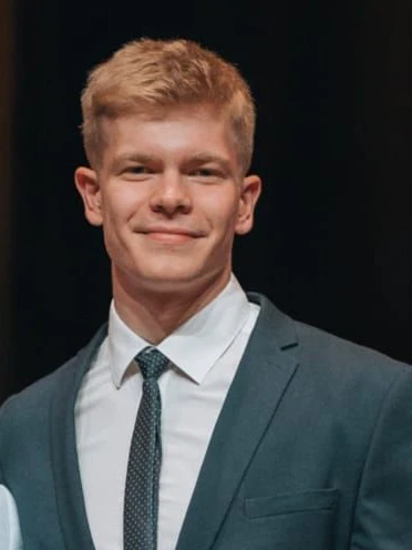 Der Gymnasiast Sebastian Peek macht sich über die Zukunft der Autoantriebe Gedanken.