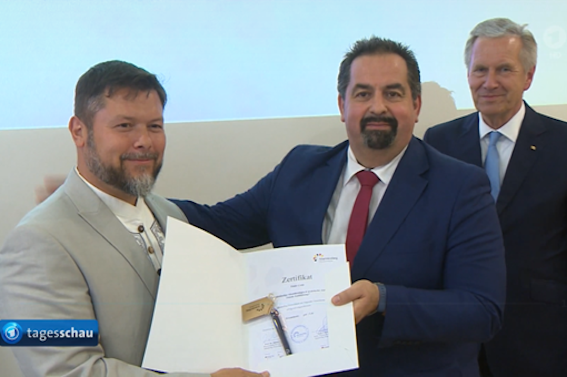 Während der Zeugnisverleihung im Islamkolleg Osnabrück: Absolvent Ender Çetin (l.), Aiman Mazyek, Vorsitzender des Zentralrats der Muslime, und Islamkolleg-Kuratoriumsvorsitzender Christian Wulff (CDU). Mazyek war wegen seiner Nähe zum türkisch-rechtsextremen Islamverband ATIB wiederholt in die Kritik geraten.