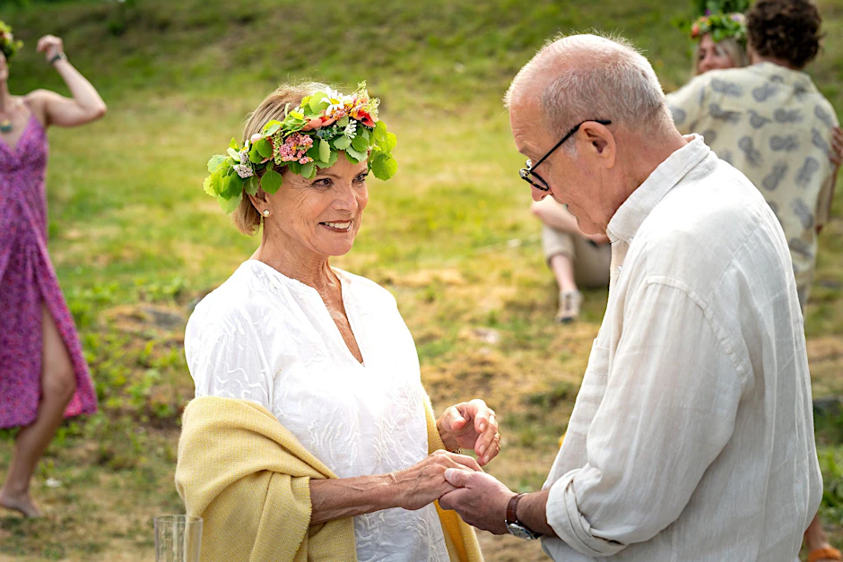 HANDOUT - Anna (Uschi Glas) und Henrik (Leonard Lansink) tanzen auf dem Mittsommerfest.  