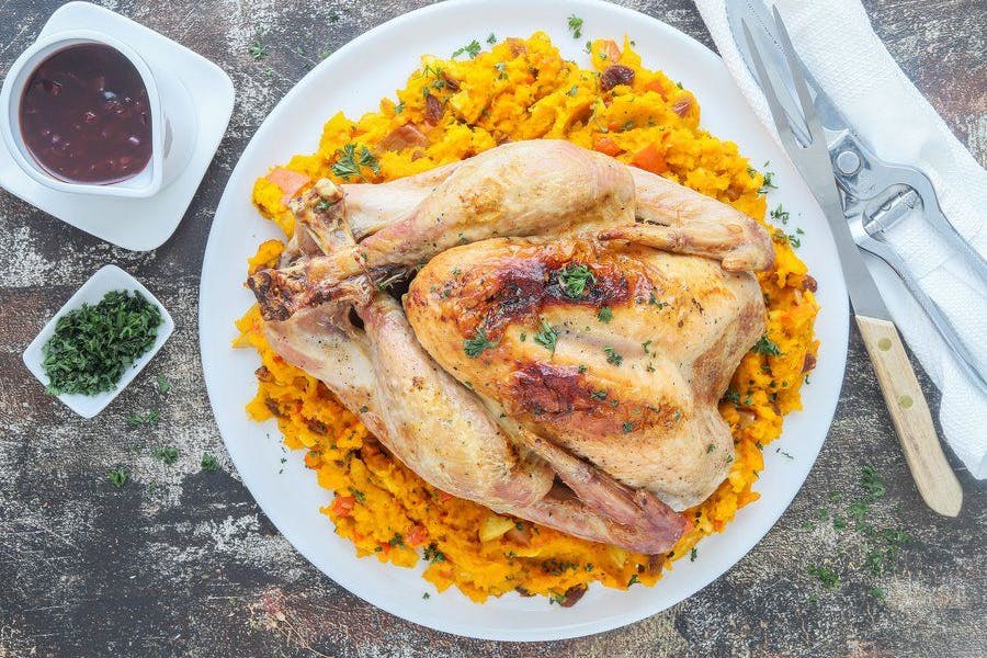 Ganze Pute mit Apfel-Kürbis-Stampf: Bei diesem Rezept harmonieren Geflügel und Kürbis so gut miteinander.