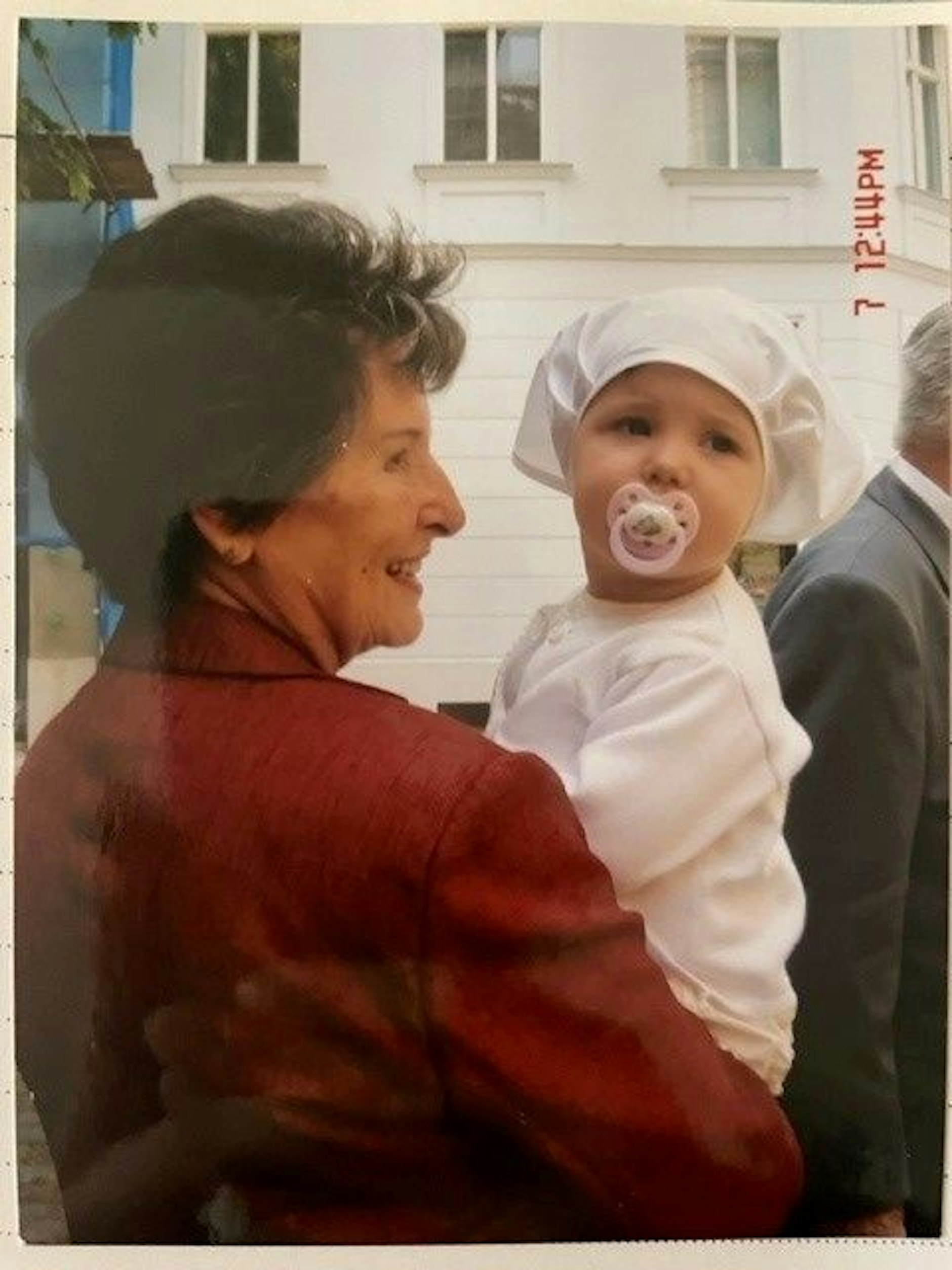 Unsere Autorin Mia Conrads als Kleinkind mit ihrer Großmutter