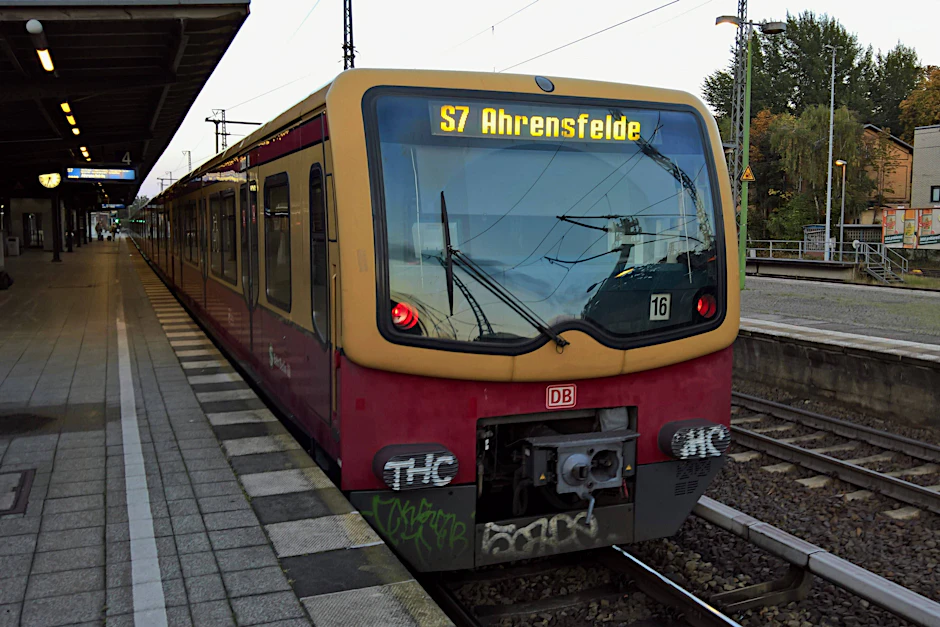 Eine S-Bahn der Linie S7 steht in Wannsee zur Abfahrt nach Ahrensfelde bereit. Auf dieser Strecke kommt es ab dieser Woche zu erheblichen Veränderungen.