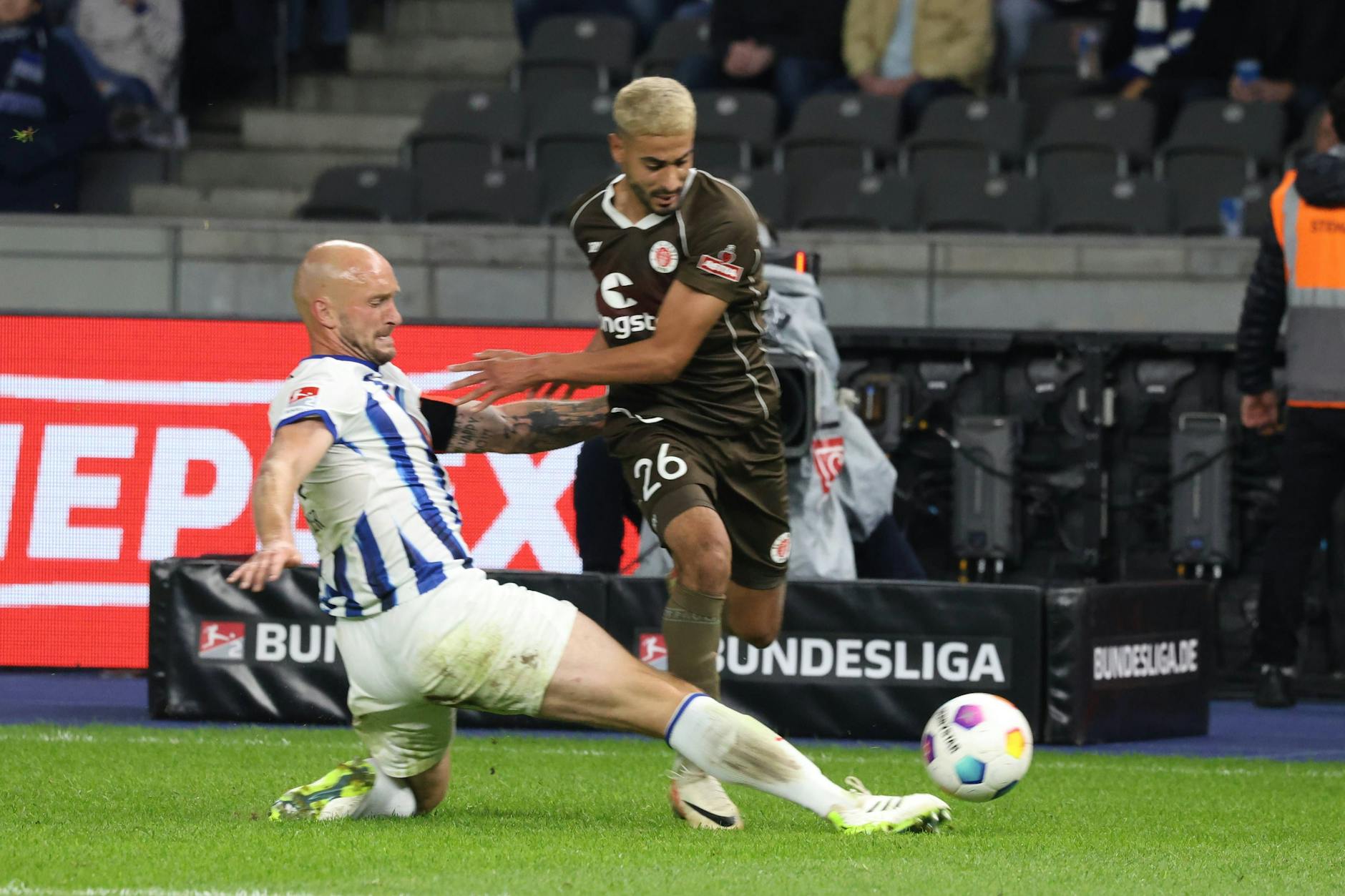 Kompromisslos wie eh und je: Herthas Kapitän und Abwehrchef Toni Leistner (33) grätschte gegen den FC St. Pauli vieles weg. 