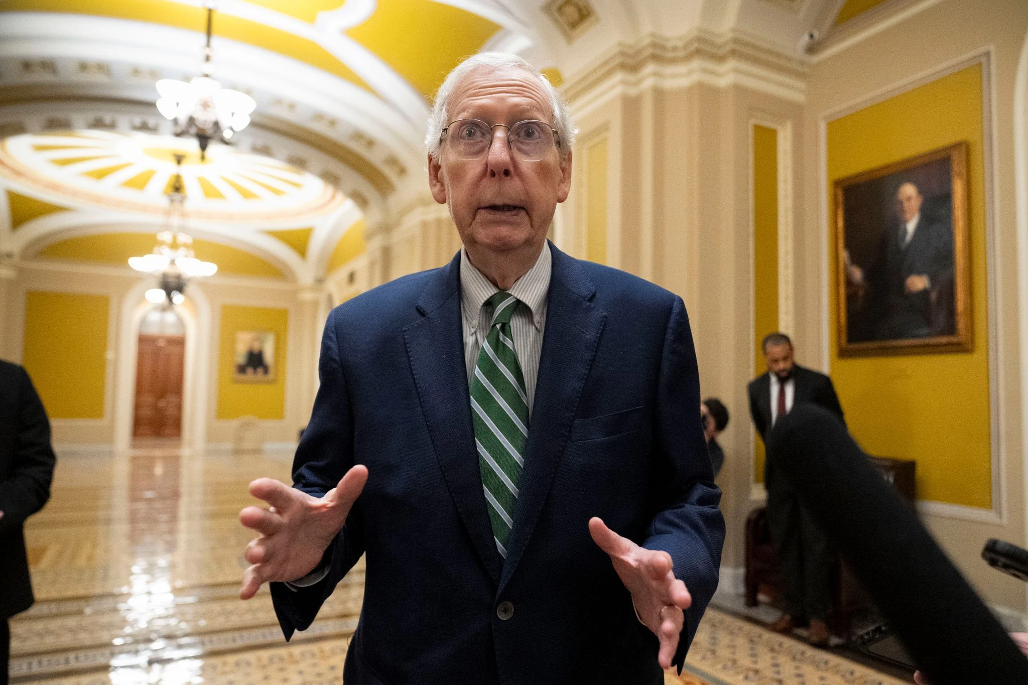 Mitch McConnell, Republikaner aus Kentucky und Führer der Minderheit im Senat, spricht zu Reportern nachdem der Senat eine 45-tägige Finanzierungsvorlage für die Offenhaltung von Bundesbehörden verabschiedet hat.  