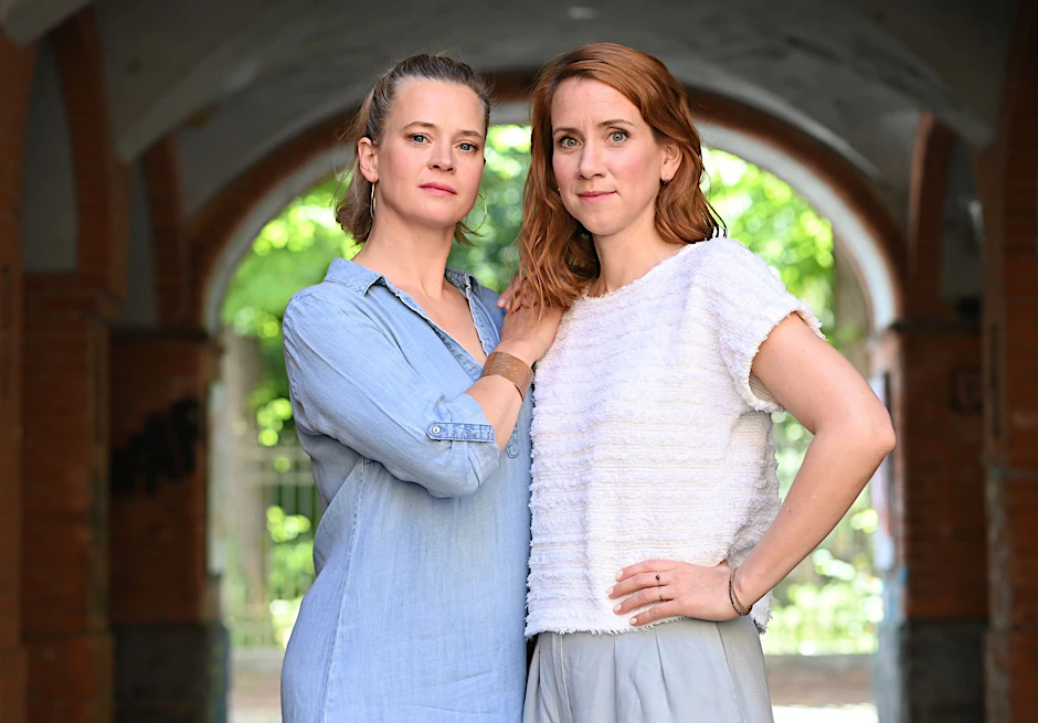 ARCHIV - Caroline Hanke (l) und Lena Dörrie als «Mordsschwestern entschieden den Fernsehabend am Freitag für sich.  