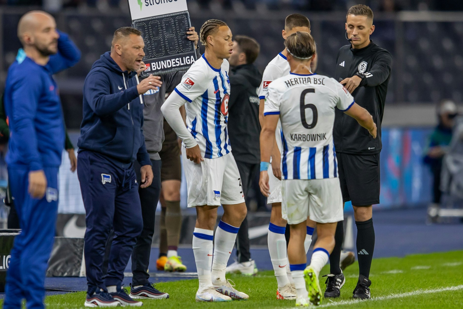 Für Hertha-Trainer Pal Dardai (2. v. l.) war klar, dass er Derry Scherhant (M.) nach seinem Fehlschuss in Kiel gegen den FC St. Pauli bringen muss. 
