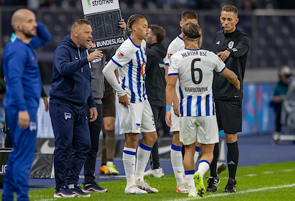 Für Hertha-Trainer Pal Dardai (2. v. l.) war klar, dass er Derry Scherhant (M.) nach seinem Fehlschuss in Kiel gegen den FC St. Pauli bringen muss.&nbsp;