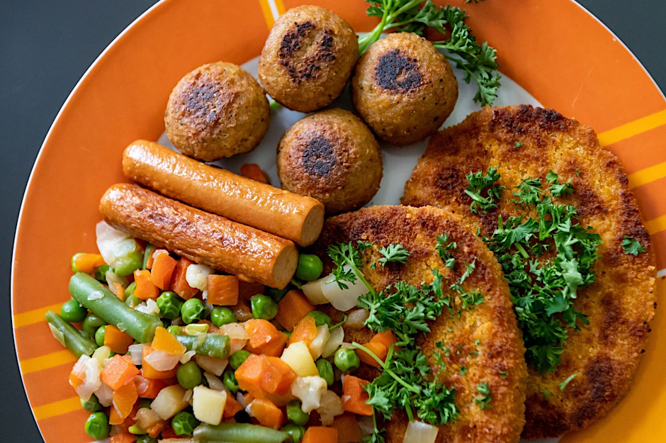 ARCHIV - Vegetarische Ernährung ist besser für Klima und Tiere.  