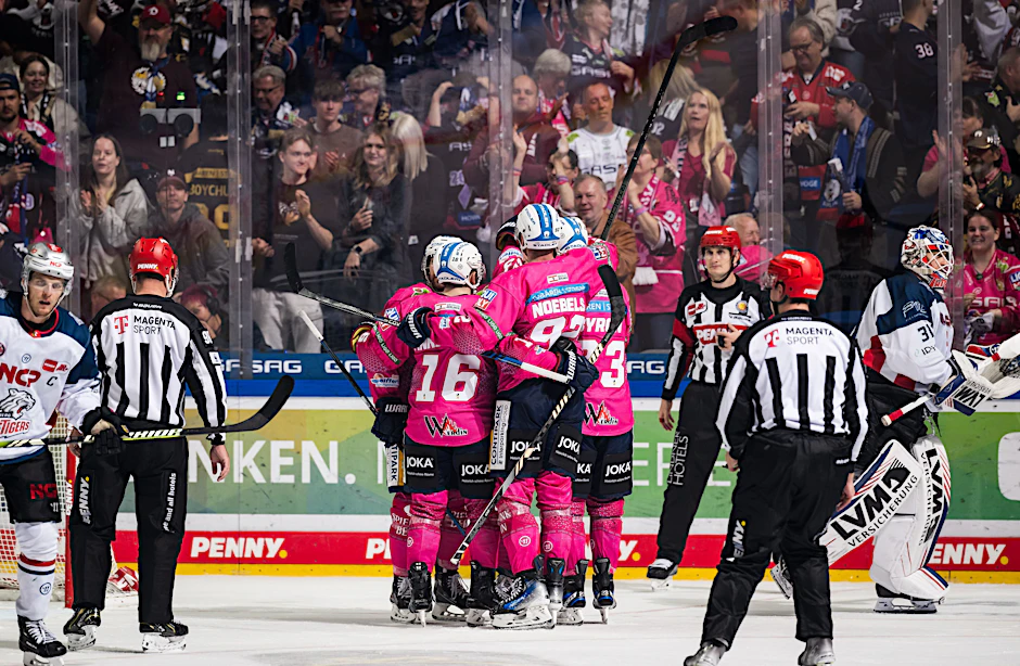 Die Eisbären um Marcel Noebels haben gegen Nürnberg viel zu feiern – im Oktober traditionell in den pinken Kampf-gegen-Krebs-Trikots.