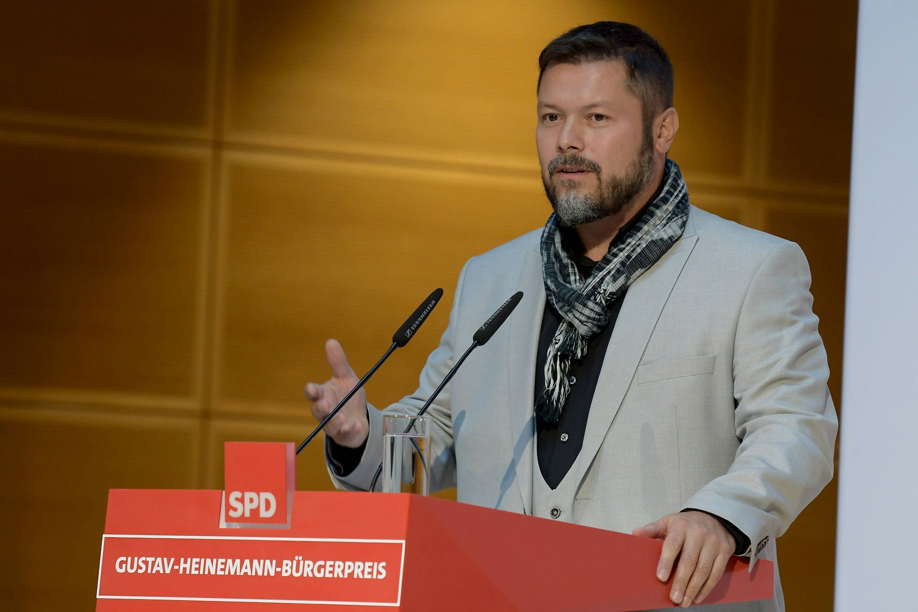 Ender Çetin bei der Verleihung des Gustav-Heinemann-Bürgerpreises im Willy-Brandt-Haus (2021).