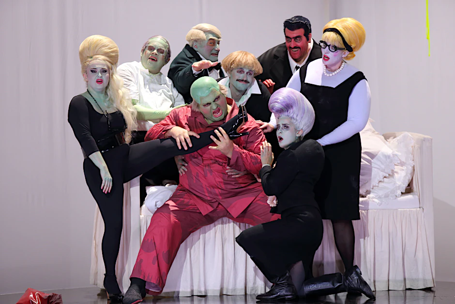 Misha Kiria (M.) als Gianni Schicchi und das Ensemble während der Fotoprobe für „Gianni Schicchi“, den dritten Teil des Zyklus „Il Trittico“.