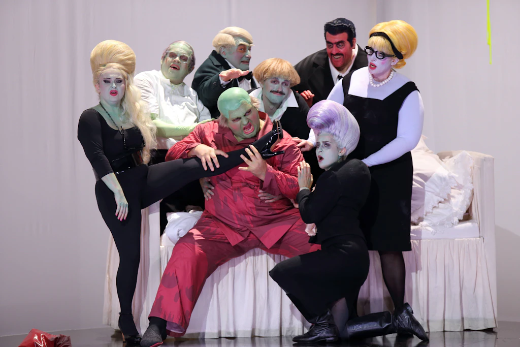 Umjubelte Premiere an der Deutschen Oper: Dreimal Hoffnung auf ein besseres Leben