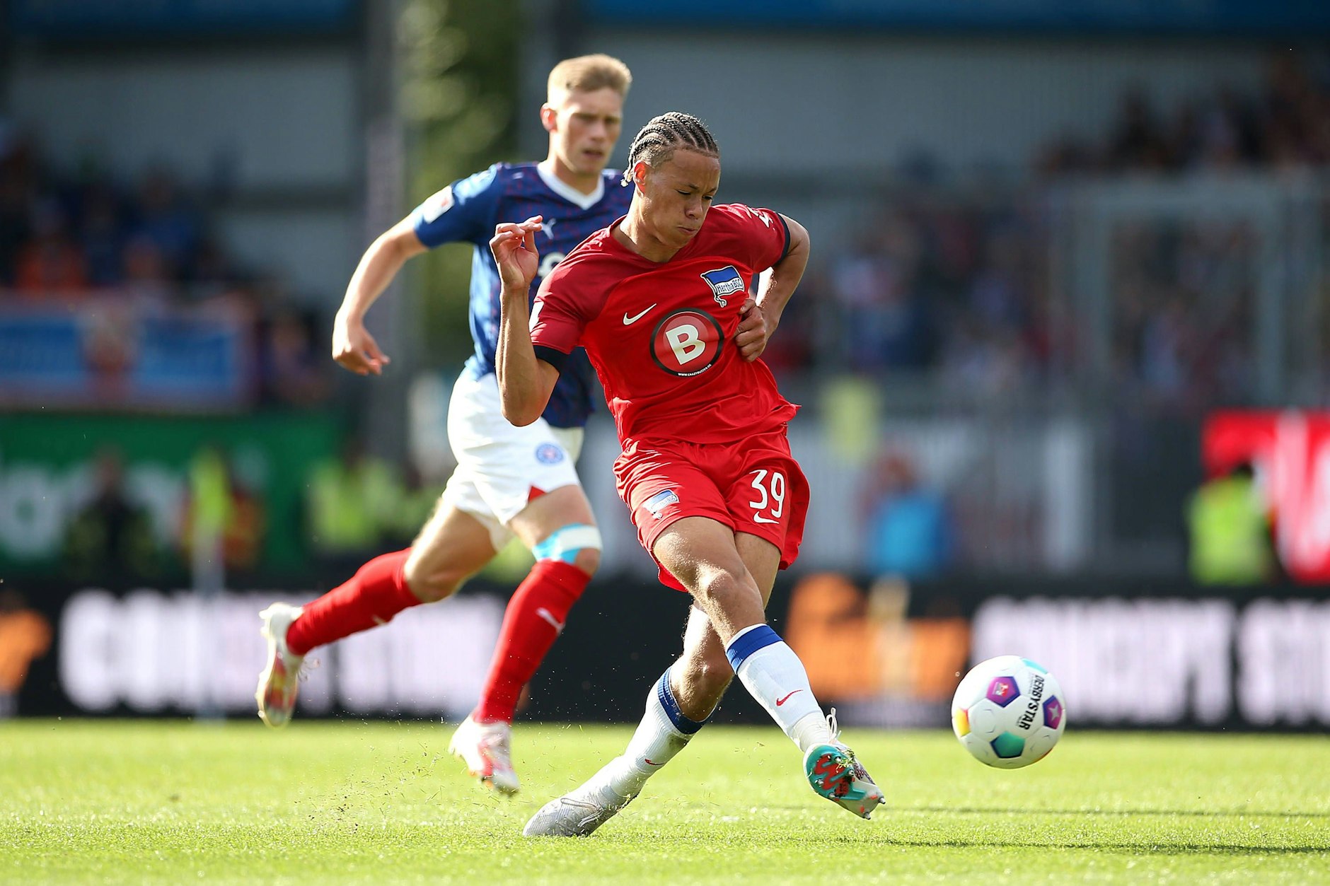 Wegen dieses Fehlschusses auf das leere Tor beim Spiel in Kiel musste Herthas Stürmer Derry Scherhant (20) viel Spott ertragen.&nbsp;