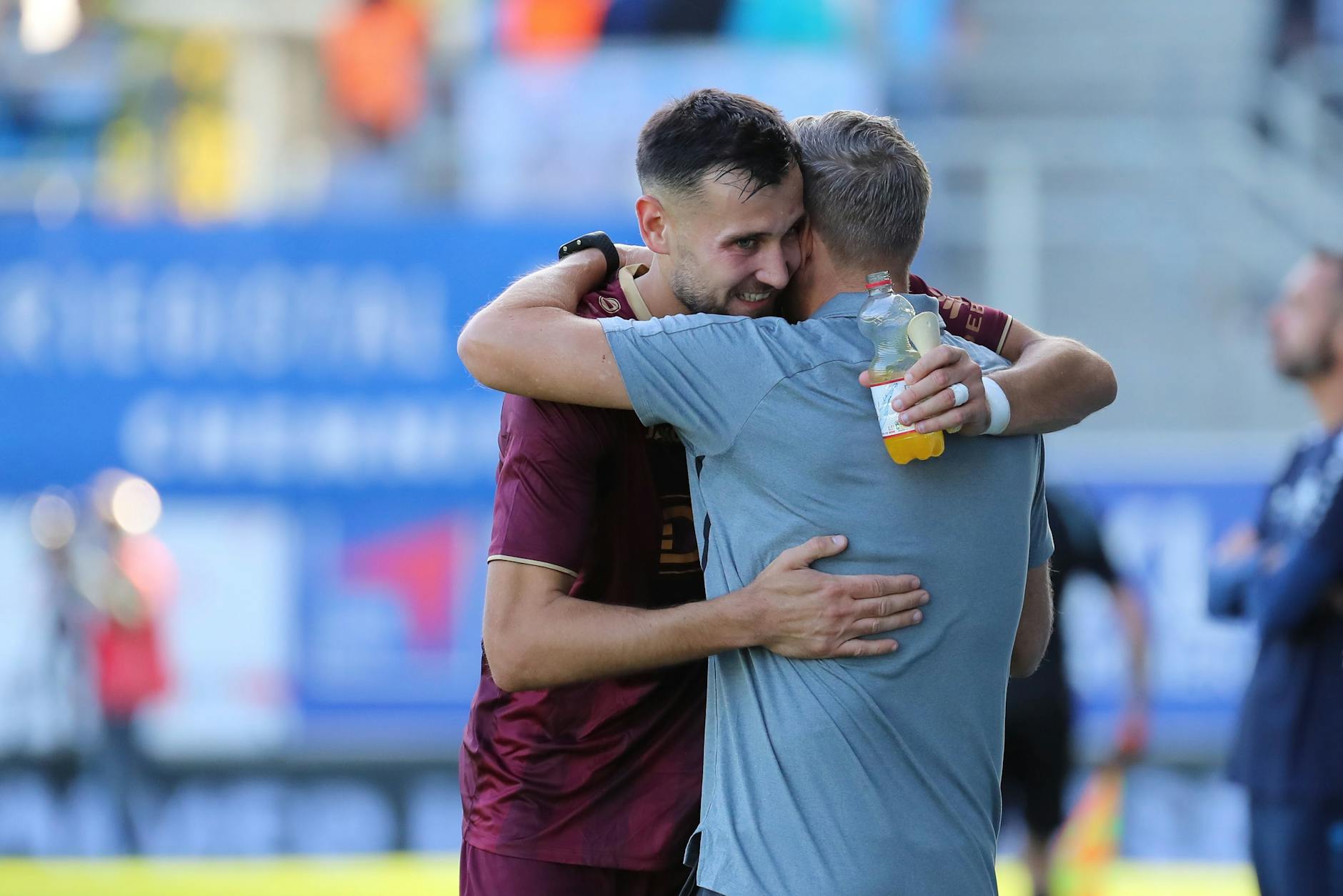 BFC-Trainer Dirk Kunert herzt Stürmer Rufat Dadashov, der derzeit heißer ist als Frittenfett. 