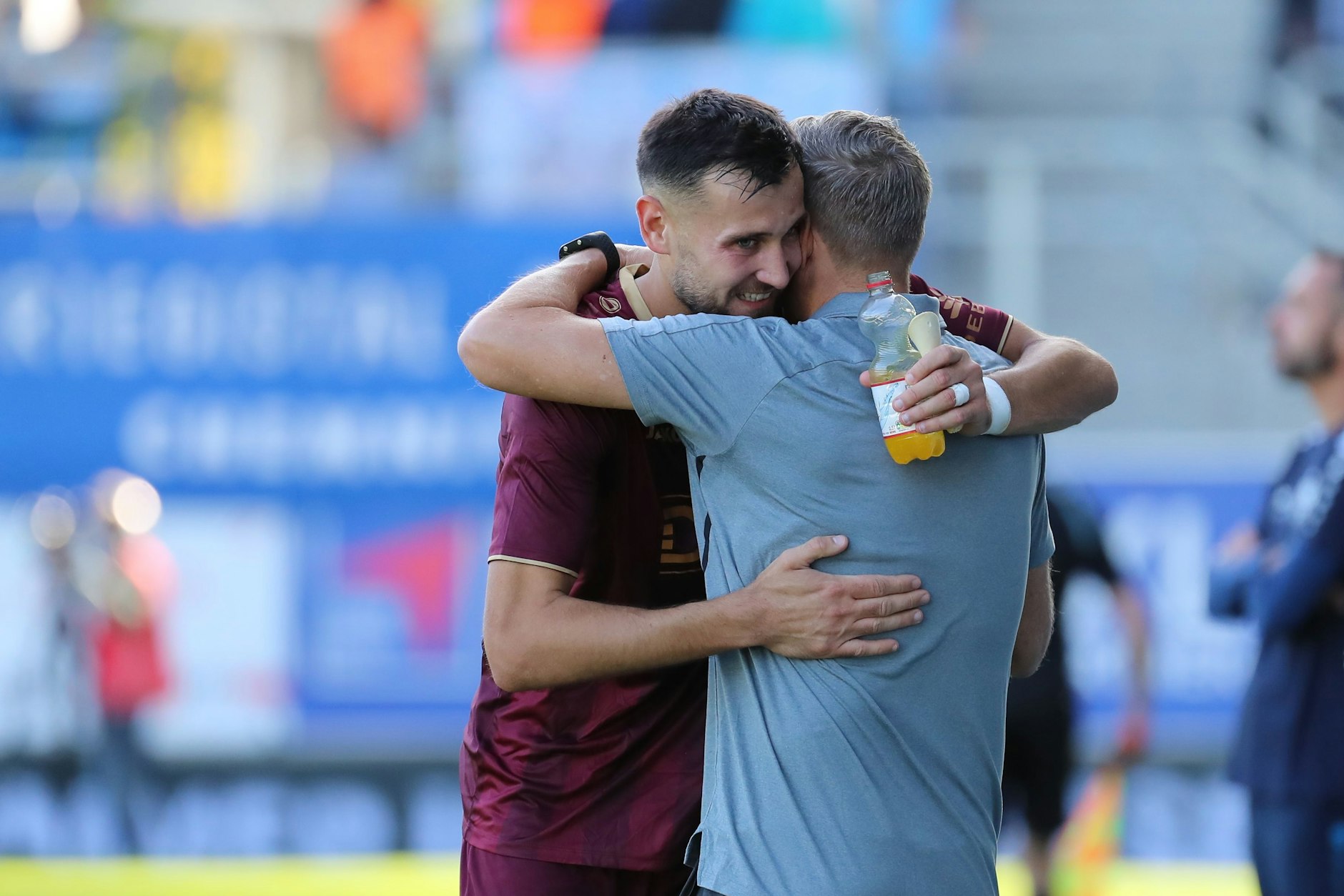 BFC-Trainer Dirk Kunert herzt Stürmer Rufat Dadashov, der derzeit heißer ist als Frittenfett.&nbsp;