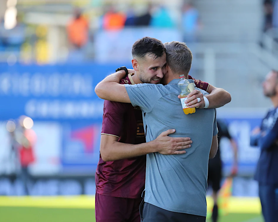 BFC-Trainer Dirk Kunert herzt Stürmer Rufat Dadashov, der derzeit heißer ist als Frittenfett.&nbsp;