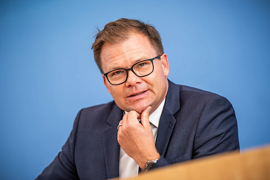 Carsten Schneider (SPD), Staatsminister und&nbsp;Ostbeauftragter der Bundesregierung, bei der Vorstellung des Berichts zum Stand der Deutschen Einheit.