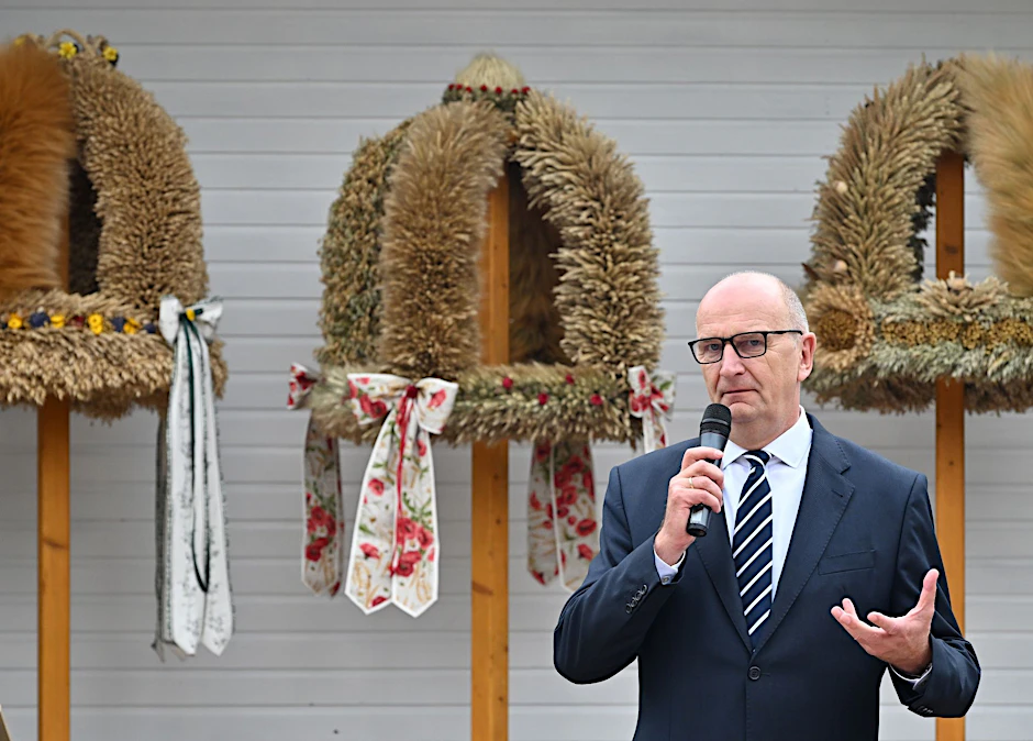 Dietmar Woidke (SPD), Ministerpräsident von Brandenburg, spricht anlässlich der Übergaben der Siegerkronen aus dem diesjährigen Erntekronenwettbewerb.  