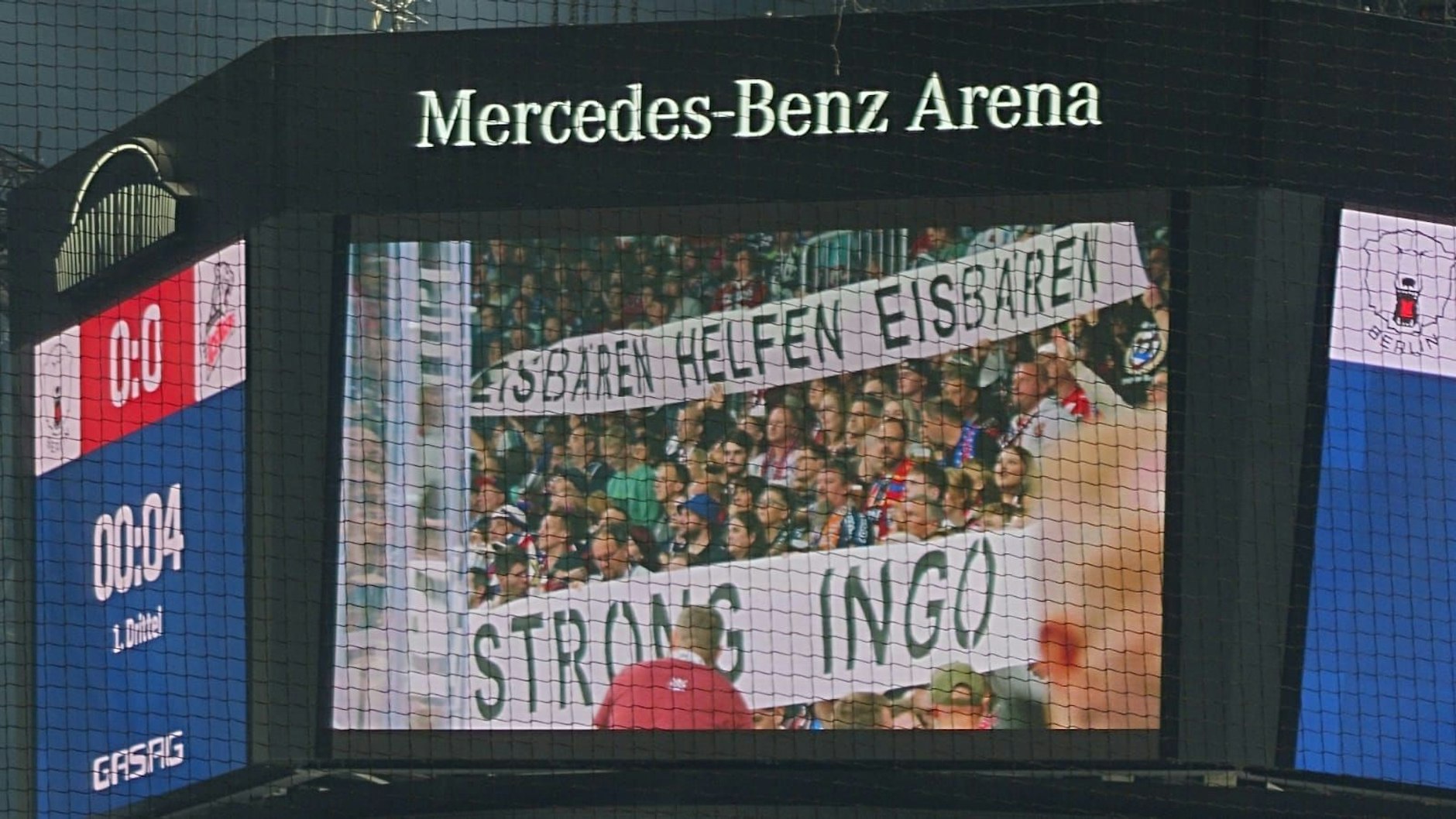 Der EHC Eisbären Berlin macht’s möglich: Die Aktion flimmert auch über den großen Videowürfel in der MB-Arena.