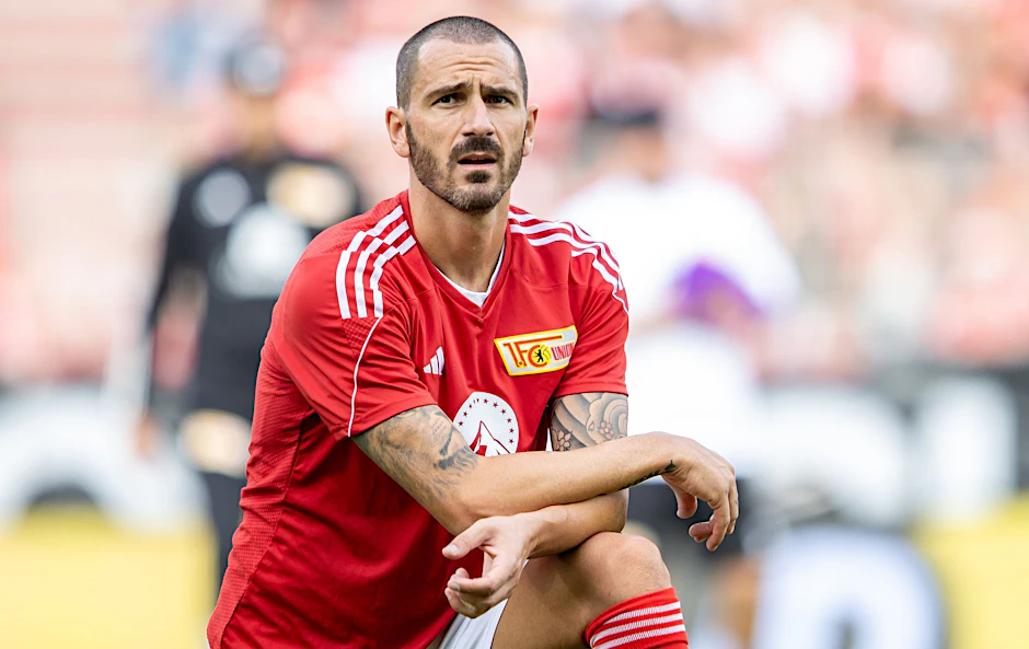 ARCHIV - Leonardo Bonucci von Union Berlin wärmt sich auf.  