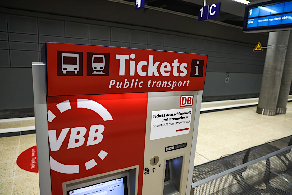 Die Jugendlichen versuchten einen Fahrkartenautomaten zu sprengen, doch er explodierte mit den beiden.