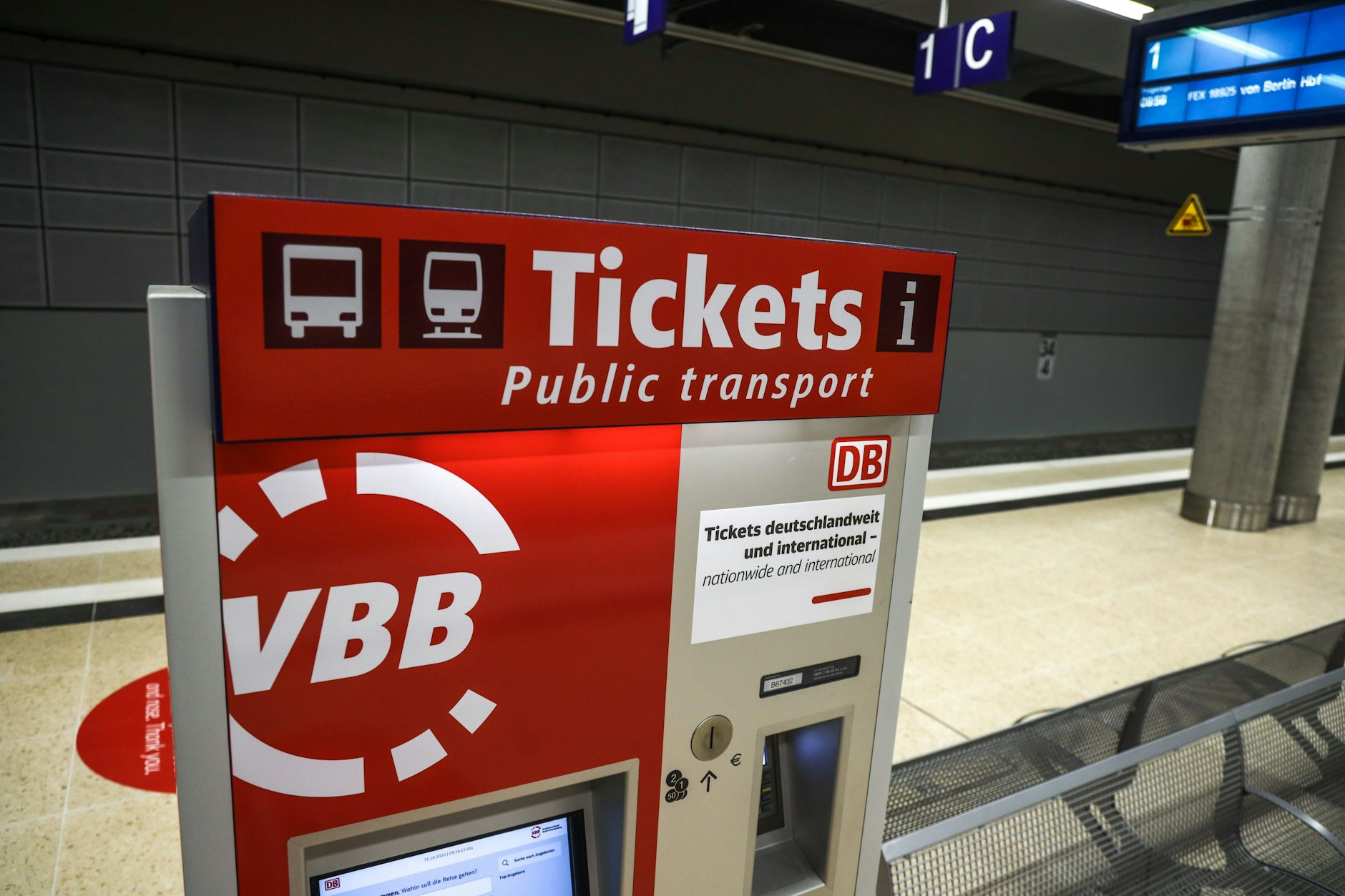 Die Jugendlichen versuchten einen Fahrkartenautomaten zu sprengen, doch er explodierte mit den beiden.