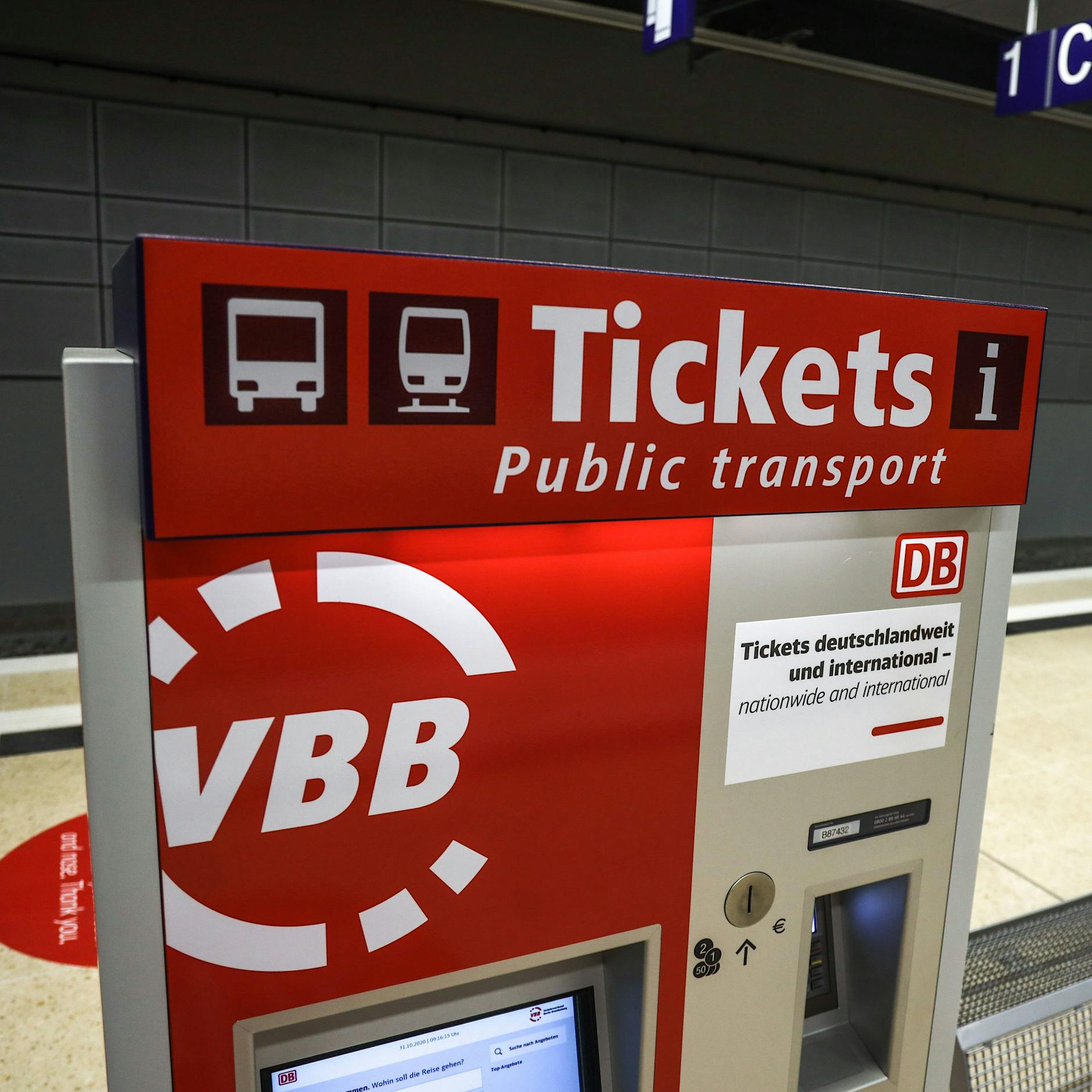Panzerknacker-Teenies sprengen sich mit Fahrscheinautomat in die Luft