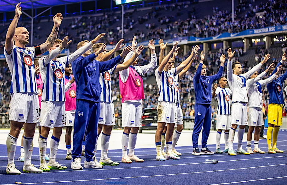 Die Spieler von Hertha BSC bedanken sich nach der Niederlage gegen St. Paul bei den Fans für deren Unterstützung.&nbsp;