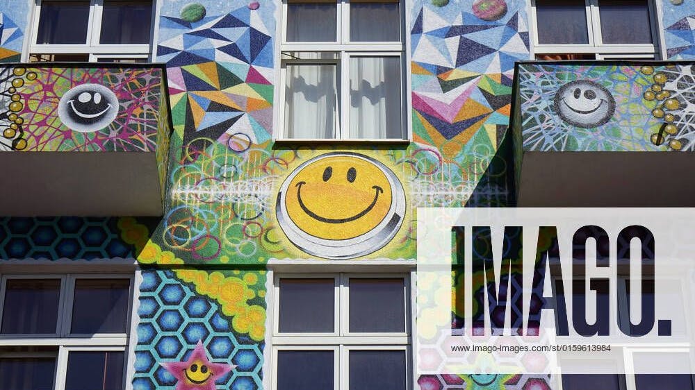 Darf das Bezirksamt Charlottenburg-Wilmersdorf die Kunst übermalen? Eine Anwaltskanzlei droht mit rechtlichen Schritten.