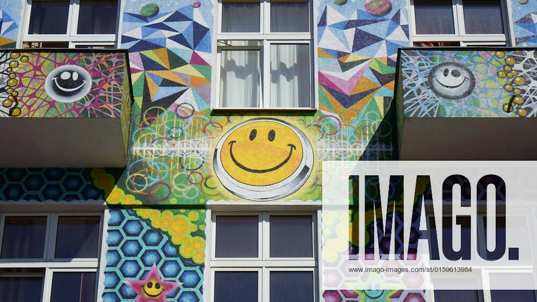 Darf das Bezirksamt Charlottenburg-Wilmersdorf die Kunst übermalen? Eine Anwaltskanzlei droht mit rechtlichen Schritten.