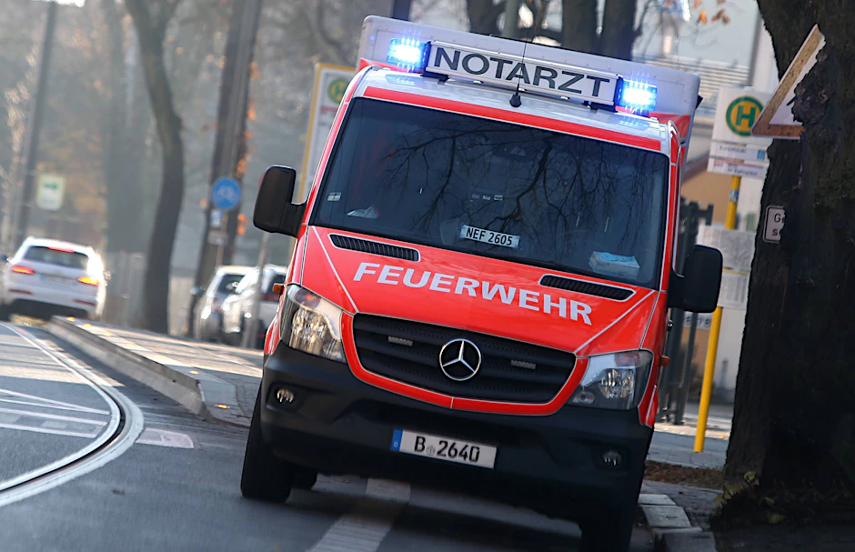 Der Verletzte ist von der Berliner Feuerwehr in ein Krankenhaus gebracht worden.