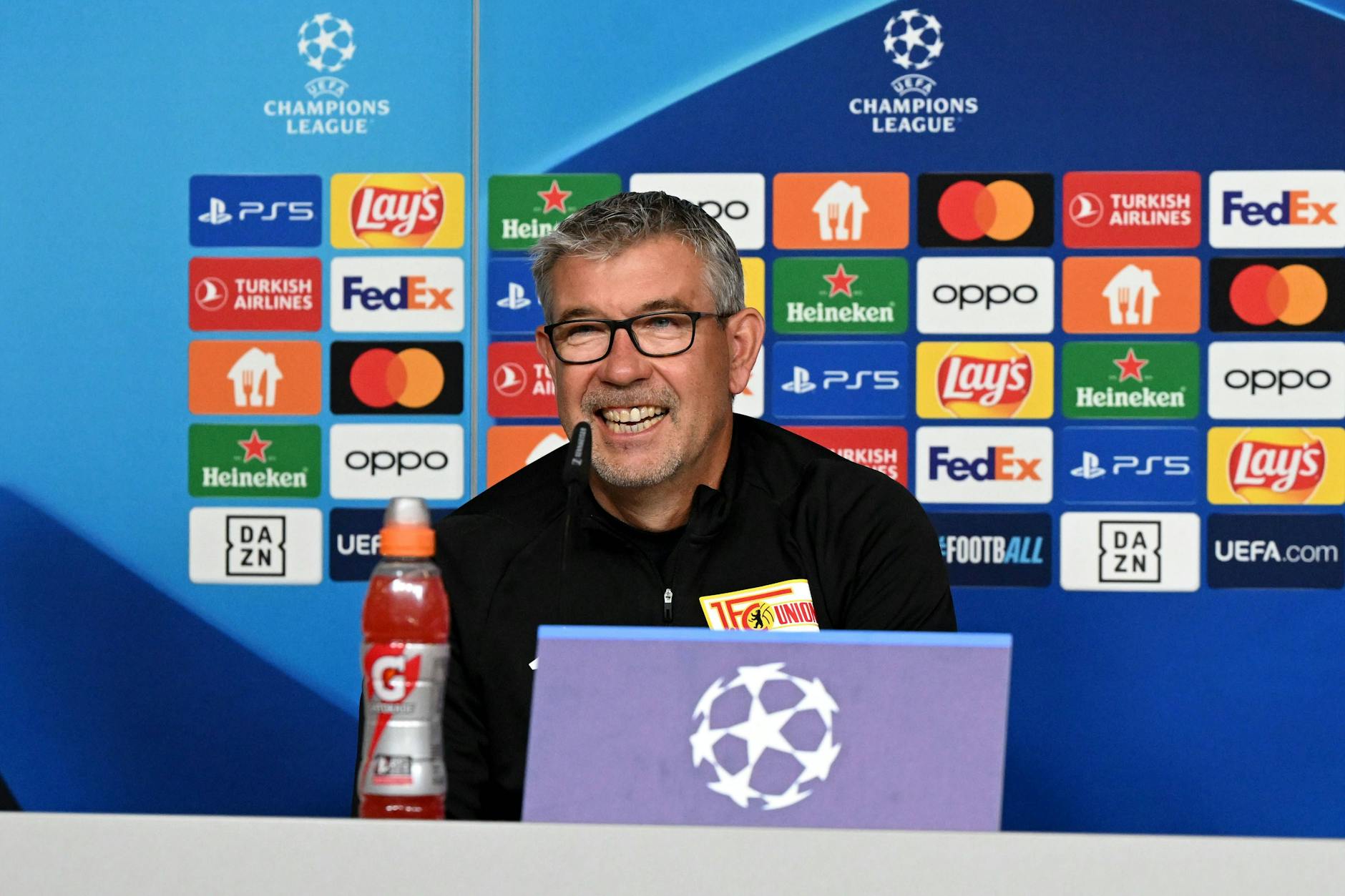 Trainer Urs Fischer auf der Pressekonferenz des 1. FC Union Berlin im Stadion An der Alten Försterei.