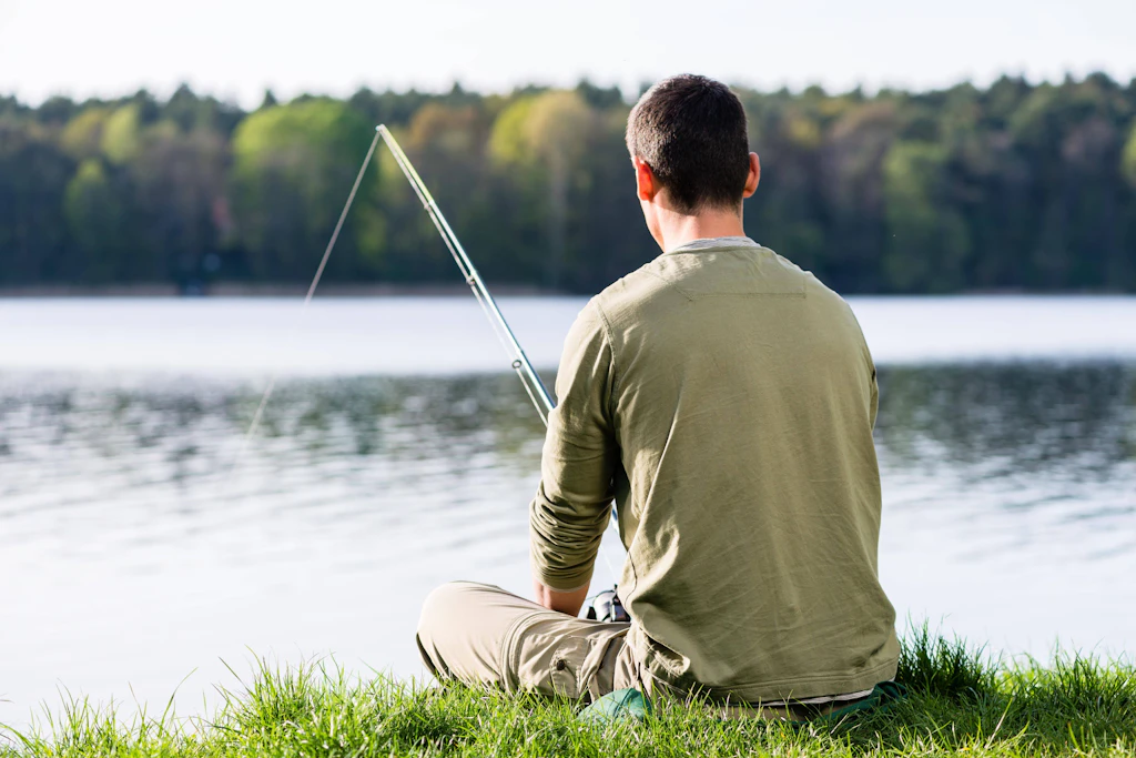 Mann fällt beim Angeln am See auf Betrug mit Video-Sexchat rein