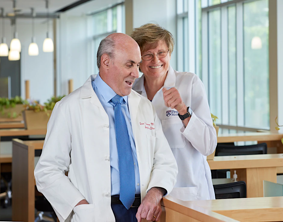Katalin Kariko (r.) und Drew Weissman, die frisch gekürten Medizin-Nobelpreisträger