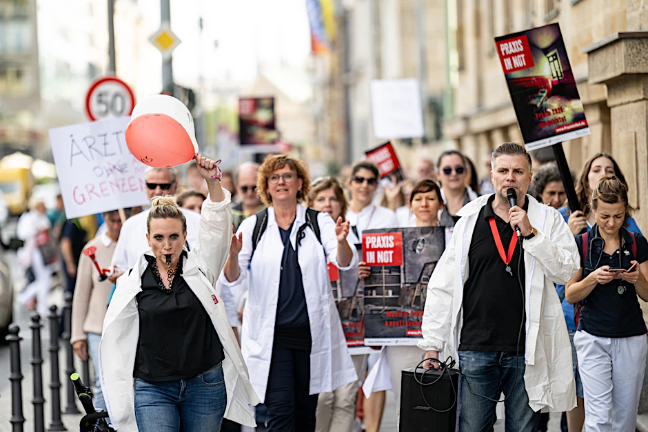 Ärzte gehen am 2. Oktober 2023 bei dem Protestmarsch „Ärzte in Not“ durch Berlin-Mitte.