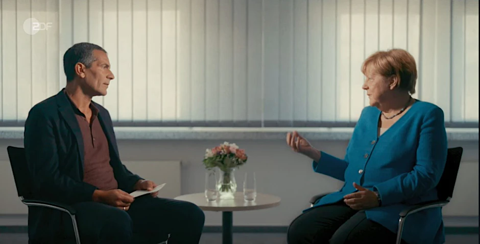 Angela Merkel im Gespräch mit Mitri Sirin für „Am Puls: 33 Jahre vereint. Aber wie erleben Ostdeutsche und Menschen mit Migrationshintergrund ihr Land?“