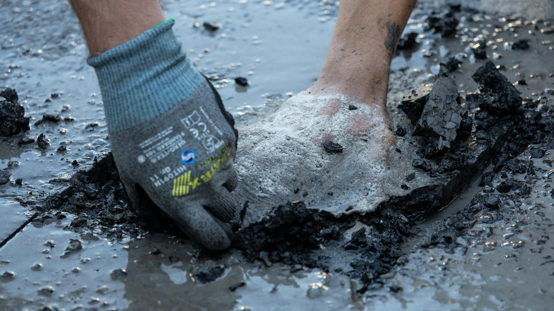 Die Klima-Kleber arbeiten neben ihrem Sand-Klebe-Gemisch jetzt auch noch mit einer altölähnlichen Masse!