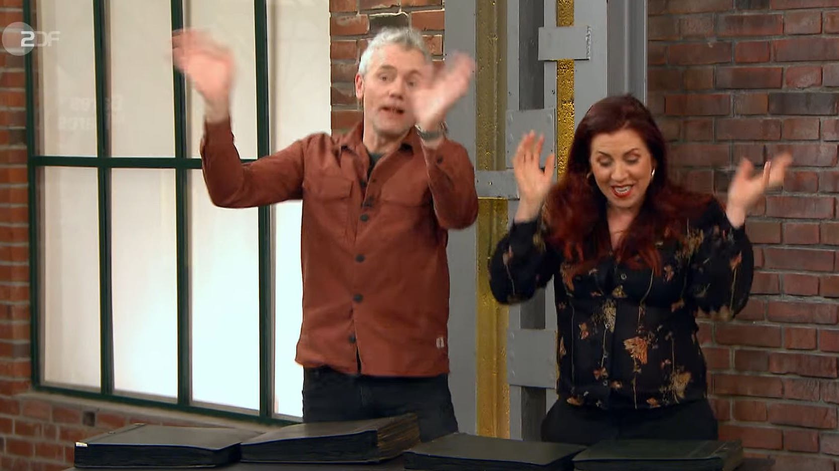 Tanz ums Musterbuch: Esther Ollick und Christian Vechtel völlig aus dem Häuschen.