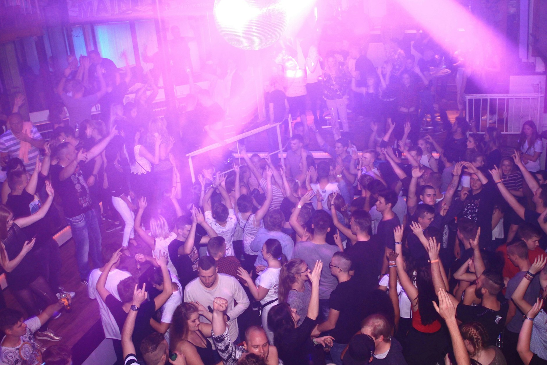 Party in einer Disko in Mecklenburg-Vorpommern: Der Ostbeauftragte schlägt eine Einmalzahlung von 20.000 Euro für alle 18-Jährigen vor.