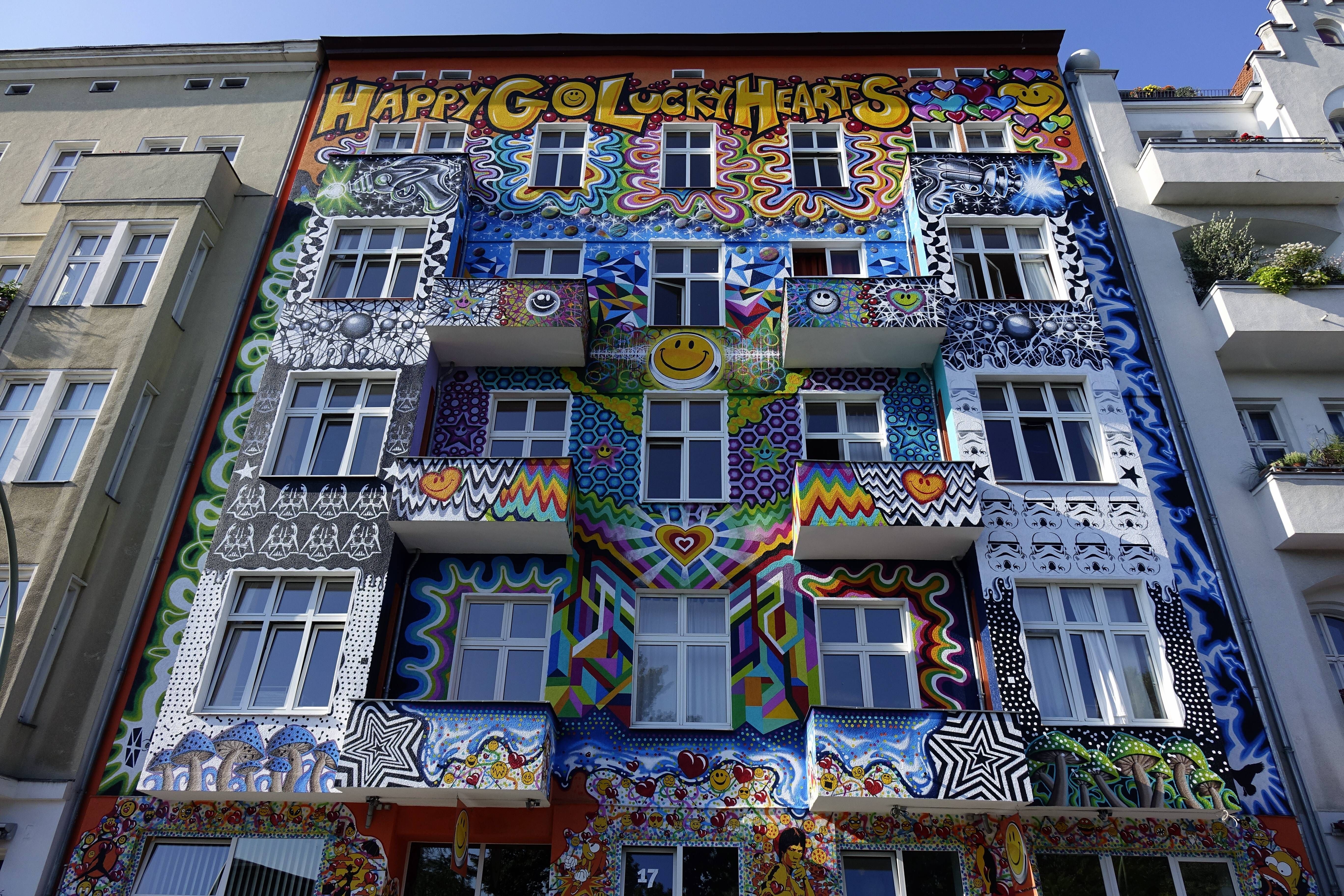 Zoff um buntes Hostel reißt nicht ab! Besitzer droht Berlin mit Klage