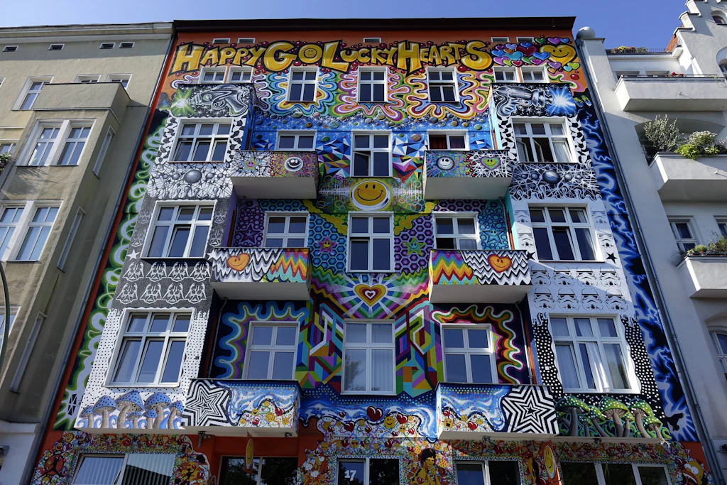 Zoff um buntes Hostel reißt nicht ab! Besitzer droht Berlin mit Klage