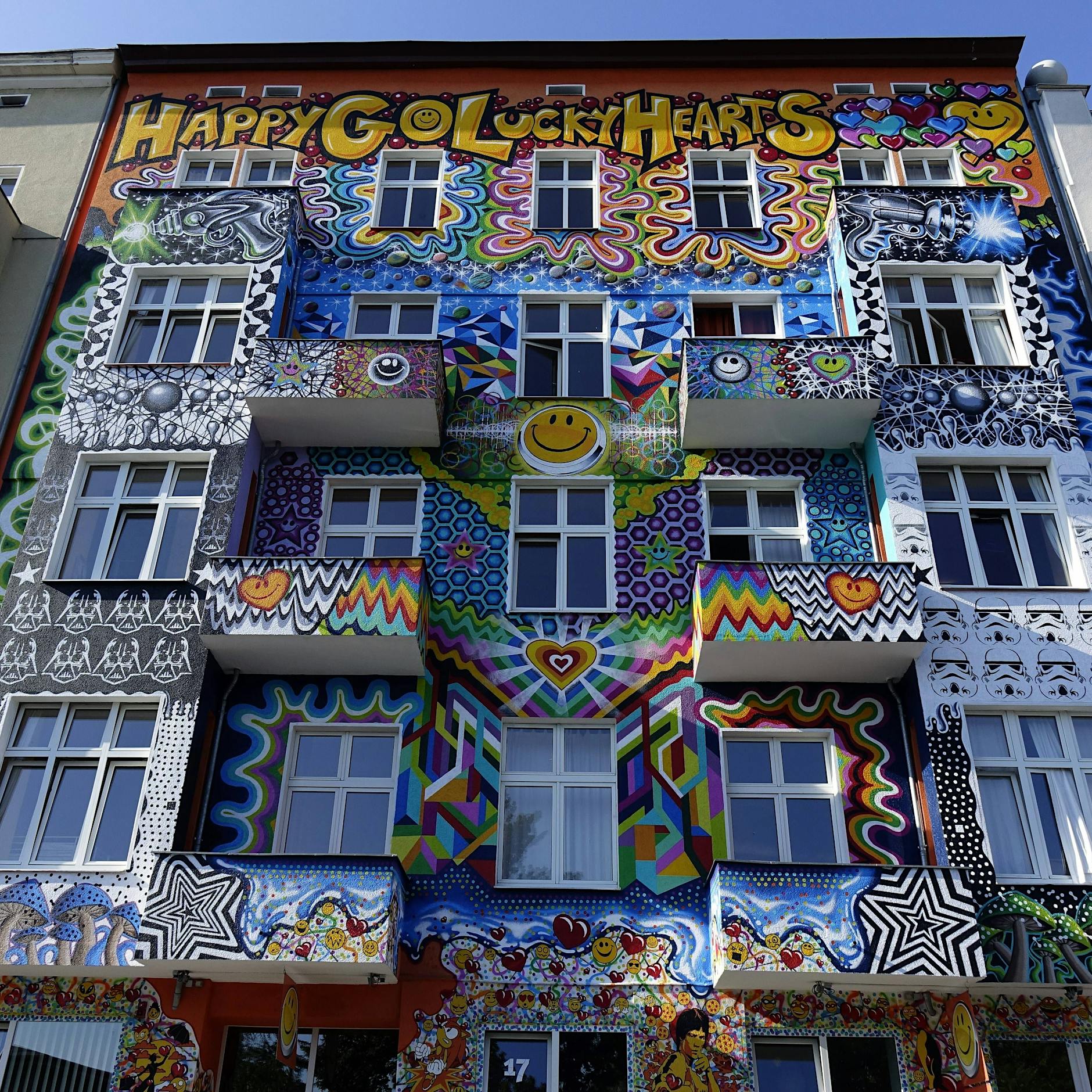 Zoff um buntes Hostel reißt nicht ab! Besitzer droht Berlin mit Klage