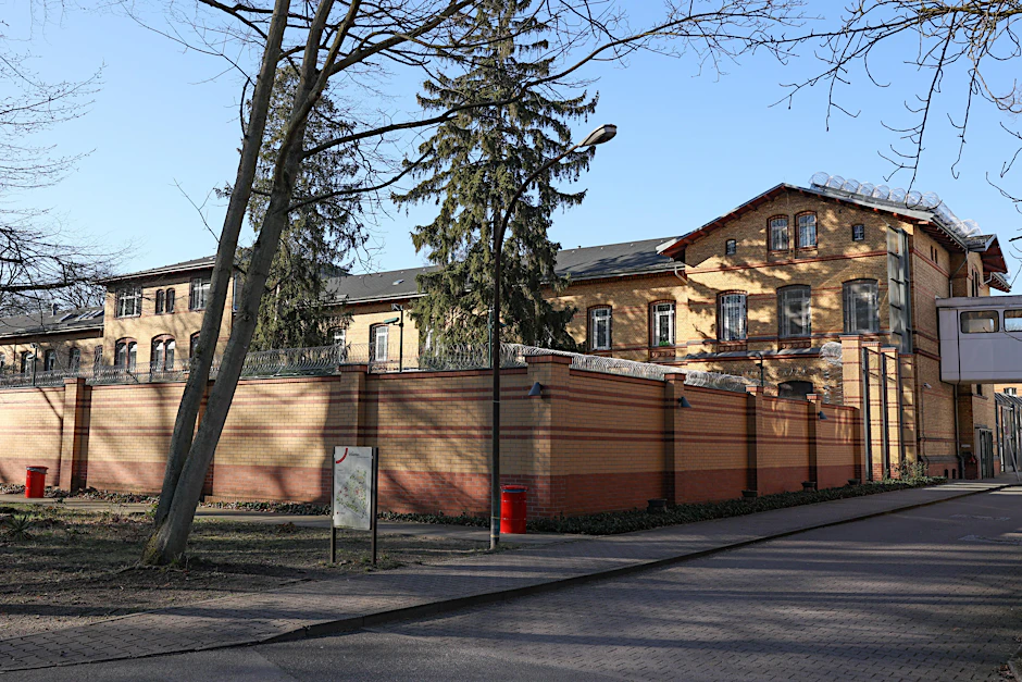 Blick auf eines der Gebäude vom Krankenhaus-Maßregelvollzug für als psychiatrisch auffällig oder suchtkrank eingestufte Straftäter auf dem Gelände der Karl-Bonhoeffer-Nervenklinik