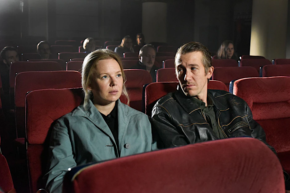 HANDOUT - «Fallende Blätter»: Jussi Vatanen (r) als Holappa und Alma Pöysti als Ansa im Kino.  