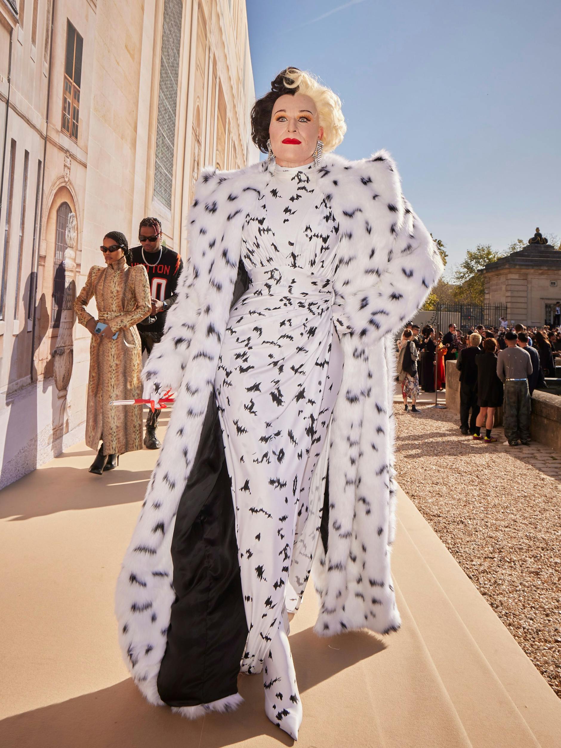 Alexis Stone ist für seine Verwandlungskünste bekannt. Die Balenciaga-Show besucht er als Cruella De Vil aus dem erfolgreich verfilmten Buch „Hundertundein Dalmatiner“.