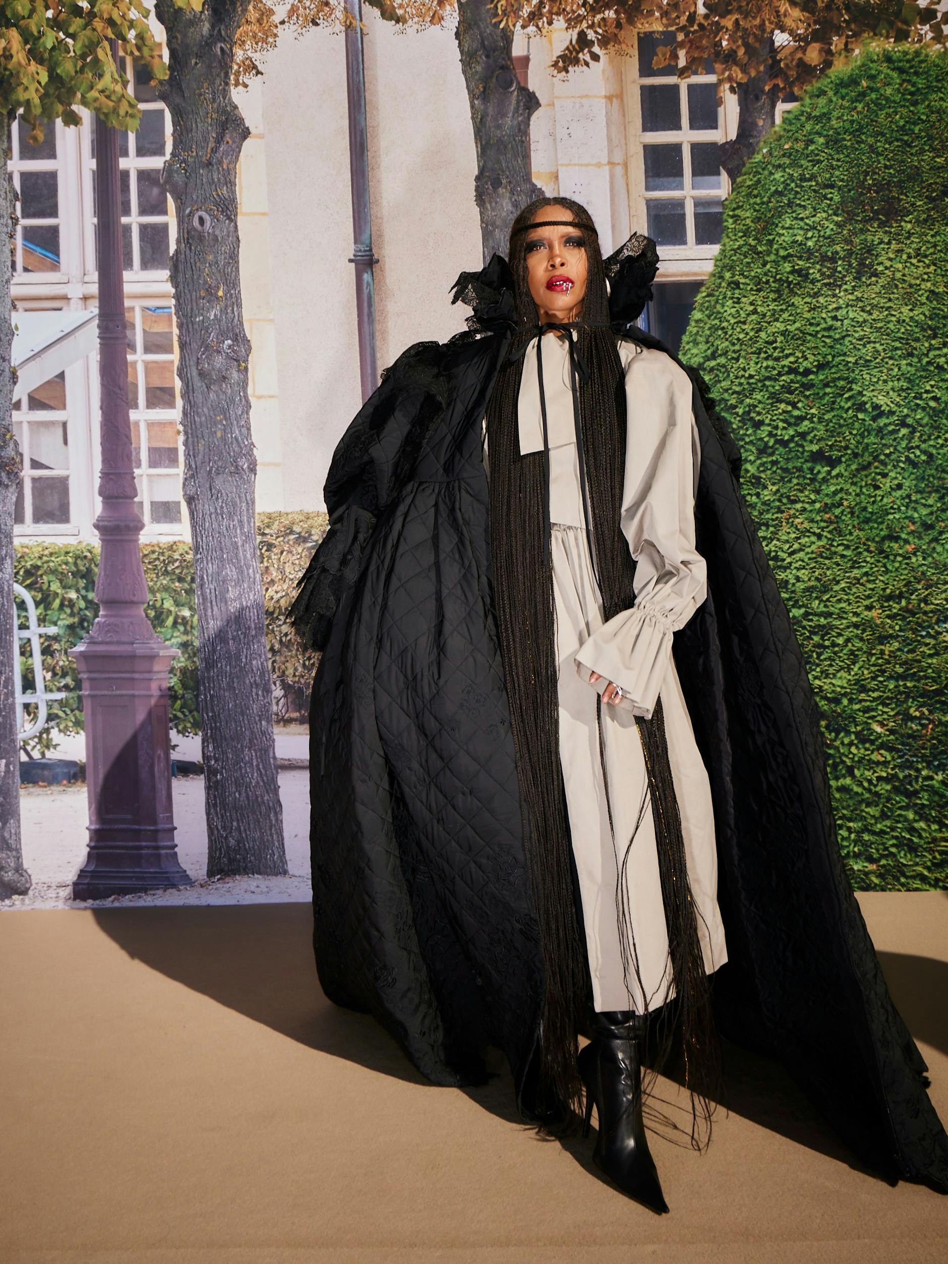 Die Sängerin Erykah Badu schwebte in stattlicher Montur ein, wenn auch ohne Hut.