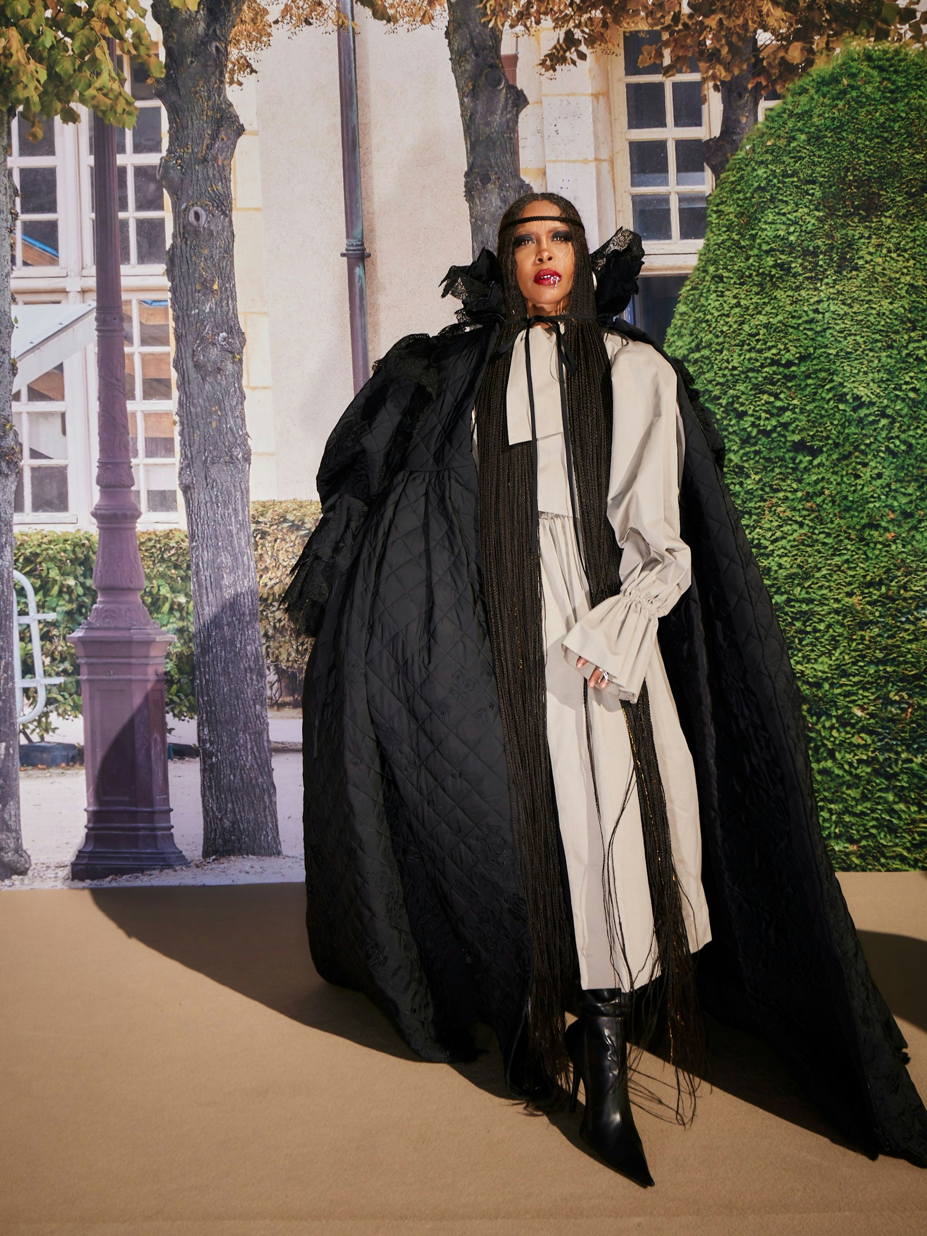 Die Sängerin Erykah Badu schwebte in stattlicher Montur ein, wenn auch ohne Hut.