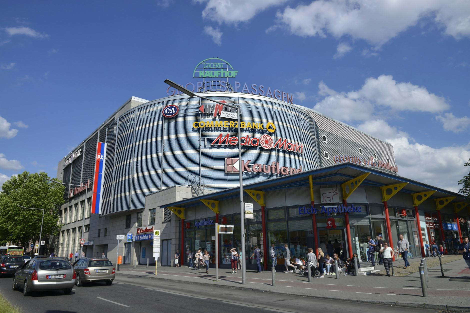 Der beschuldigte Bänker arbeitete in einer Bankfiliale in den Neuköllner Gropiuspassagen.